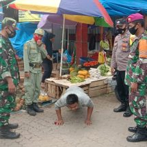 Cegah Penyebaran Covid-19, Babinsa Koramil 410-01/Panjang Himbau Pengunjung Terapkan Prokes Di Pasar Tradisional