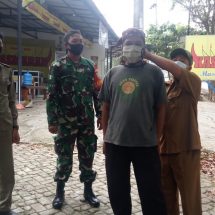 Babinsa Koramil 410-06/Kedaton dan Tim Satgas Kelurahan Bagikan Masker Gratis Kepada Warga Belum Patuhi Prokes