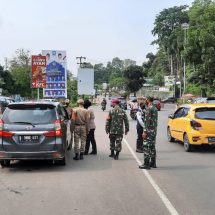 Personil Kodim 0410/KBL dan Satgas Covid-19 Lakukan Penyekatan Beberapa Titik Keluar Masuk Kendaraan Ke Jalur Kota Bandarlampung