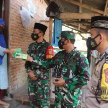 Jum’at Peduli, Sejumlah Babinsa Koramil 410-01/Panjang Bagikan Masker dan Nasi Kotak Di Wilayah Warga Binaan