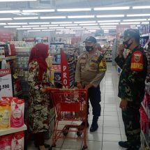 Tekan Pencegahan Penyebaran Covid-19, Babinsa Jajaran Kodim 0410/KBL dan Satgas Terpadu Patroli Terapkan Prokes Di Mall Superindo