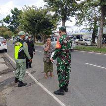 Bantu Pemerintah Daerah, Babinsa Koramil 410-06/Kedaton dan Satgas Covid-19 Lakukan Gelar Operasi Masker