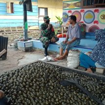 Babinsa Koramil 410-03/TBU Laksanakan Kegiatan Rutin Komsos Di Wilayah Binaan