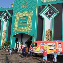 Ciptakan Lingkungan Belajar, Anggota DPRD Ade Utami Ibnu Gelar Perpustakaan Keliling Pada Mobil Baca Ade di Masjid An Nur Gunung Terang
