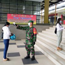 Himbau Penerapan Prokes, Babinsa Koramil 410-06/Kedaton Peltu Joko Pandoyo dan Tim di Ramayana Ciplaz