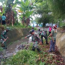 Dipimpin Lurah, Personil Koramil 410-03/TBU Grebek Sungai dan Bersihkan Drainase