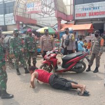 Bagikan Masker, Babinsa Koramil 410-01/Panjang, Tim Gugus Tugas Himbau Pengunjung dan Pedagang Terapkan Prokes di Pasar Panjang