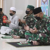 Mempererat Silaturahmi, Dandim 0410/KBL Kolonel Inf Romas Herlandes dan Jajaran Sholat Maghrib Di Masjid Nurul Mubin Pengajaran