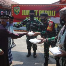 Gelar Jum’at Peduli, Kodim 0410/KBL Bersih Bersih Masjid dan Bagikan Nasi Kotak Di Kelurahan Olok Gading