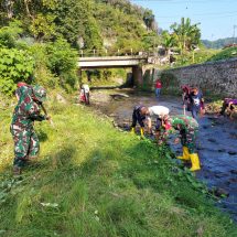 Karya Bakti TNI Satkowil, Babinsa Koramil 410-03/TBU Gerebek Sungai Bersihkan Lingkungan