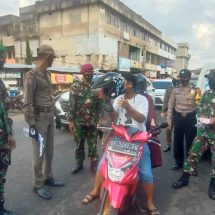 Babinsa Koramil 410-05/TKP Himbau Masyarakat Tetap Pakai Masker Saat Beraktivitas Di Pasar Bambu Kuning