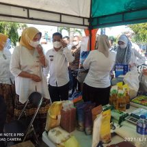 Hadiri Bazar Rebo Disperindag, Ketua Dekranasda Provinsi Lampung Ajak ASN Belanja Produk IKM/UMKM