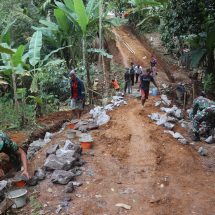 Program Karya Bakti TNI, Tingkatkan Pembangunan Sarana dan Prasarana Lingkungan Di Kelurahan Batu Putu