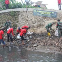 Karya Bakti TNI Satkowil 2021, Koramil 410-04/TKT Gelar Gerebek Bersih Sungai dan Lingkungan