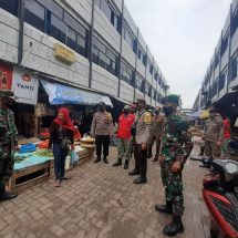 Tekan Penyebaran Covid-19, Babinsa Koramil 410-01/Panjang dan Satgas Terpadu Terapkan Prokes Di Pasar Panjang