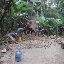 Karya Bakti TNI, Kodim 0410/KBL Lakukan Peninggian Badan Jalan Kampung Pulo Mas Batu Putu