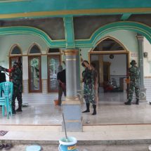 Karya Bakti TNI, Personil Kodim 0410/KBL Gotong Royong Bersama Warga Lakukan Pengecatan Masjid Al Musarofah