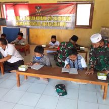 Personil Kodim 410-06/Kedaton Berikan Pelajaran Mengaji Anak Anak Di Mushola SDN 3 Kampung Baru