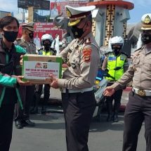 Polda Lampung Bagikan Sembako Secara Gratis Di HUT Bhayangkara Ke 75  