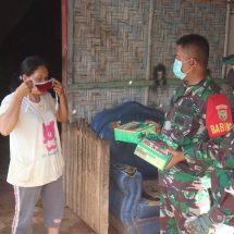 Babinsa Koramil 410-05/TKP Bagikan Nasi Kotak dan Masker Gratis Di Wilayah Binaan
