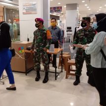 Babinsa Koramil 410-06/Kedaton dan Tim Satgas Terapkan Prokes Covid-19 Pengunjung Mall Boemi Kedaton