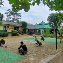 Percantik SDN 2 Batu Putu, Kodim 0410/KBL dan Guru Rehab Lapangan Volly dan Pengecatan Pagar Pada Program Karya Bakti TNI