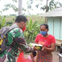 Jum’at Peduli, Babinsa Koramil 410-01/Panjang Gelar Kegiatan Sosial Bagikan Nasi kotak Gratis Ke Masyarakat