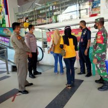 Babinsa Koramil 410-02/TBS Himbau dan Terapkan Prokes Pengunjung Mall Chandra Teluk Betung