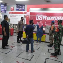 Babinsa Koramil 420-05/TKP dan Tim Satgas Himbau Penerapan Prokes Di Ramayana Tanjungkarang