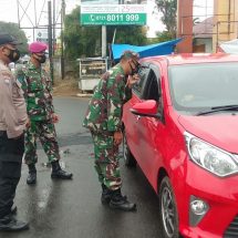 Babinsa Jajaran Kodim 0410/KBL Gelar Penyekatan Nopol Luar Daerah Lampung Di Pos Kemiling