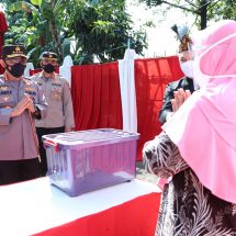 Kapolri Sebar Ribuan Bansos Untuk Warga Terdampak PPKM Darurat Di Bandung