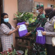 Babinsa Koramil 410-05/TKP Bagikan Daging Qurban Kepada Masyarakat Kelurahan Gunung Agung