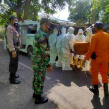 Babinsa Koramil 410-05/TKP Serda Jasmin Monitoring Prosesi Pemakaman Jenazah Di TPU Kebon Jahe