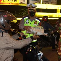 Ditlantas Polda Lampung Gelar Bakti Sosial Bagikan Daging Kurban, Beras Ke Pengendara Yang Diputar Balik Selama PPKM Darurat