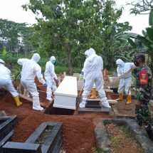 Babinsa Koramil 410-04/TKT Kodim 0410/KBL Monitoring Prosesi Pemakaman Jenazah DI TPU Waykandis