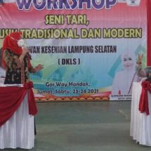 Ketua Umum DKLS Hj.Winarni Membuka Workshop Seni Tari dan Seni Musik Di GOR Way Handak