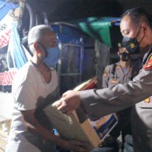Gelar Patroli Skala Besar, Polda Lampung Bagikan Ratusan Bansos Ke Masyarakat Terdampak PPKM Level 4