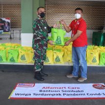 Dandim 0410/KBL Kolonel Inf Romas Herlandes Menerima Bantuan Sembako Secara Simbolis Dari Alfamart Lampung