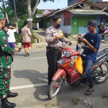 Babinsa Koramil 410-06/Kedaton dan Tim Gugus Tugas Himbau Prokes Di Jalan Sultan Haji Sepang Jaya