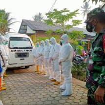 Babinsa Koramil 410-01/Panjang Sertu Agus Triawan Monitoring Prosesi Pemakaman Jenazah TPU Campang Jaya