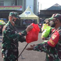 Dandim 0410/KBL Kolonel Inf Romas Herlandes Pimpin Kegiatan Penyerahan 250 Paket Sembako Kepada Jajaran Koramil