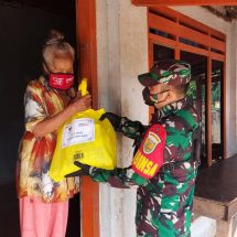 Peduli Masyarakat Binaan, Babinsa Koramil 410-03/TBU Bagikan Paket Sembako Di Kelurahan Bakung