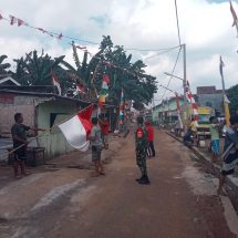 Tanamkan Jiwa Nasionalisme, Babinsa Koramil 410-04/TKT Humbau Warga Wilayah Binaan Kibarkan Bendera Merah Putih Jelang HUT RI Ke-76