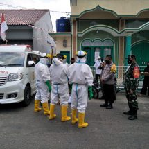 Babinsa Koramil 410-03/TBU dan Tim Evakuasi Covid-19, Monitoring Pemakaman Jenazah Di TPI Seroja