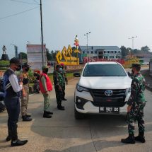 Terkait PPKM Level 4, Personil Kodim 0410/KBL dan Satgas Covid-19 Lakukan Penyekatan Kendaraan Di Pos Rajabasa