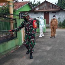 Tekan Penyebaran Covid-19, Babinsa Koramil 410-06/Kedaton dan Tim Lakukan Penyemprotan Disinfektan