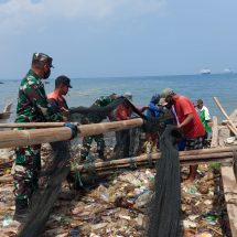Wujud Kemanunggalan TNI, Babinsa Koramil 410-02/TBS Lakukan Komsos Bersama Warga Nelayan