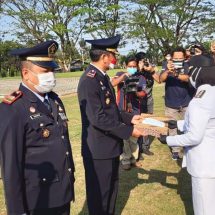Bupati Tanggamus Hj. Dewi Handajani Serahkan SK Remisi Umum Kepada WBP Lapas Kotaagung Di Upacara Peringatan HUT RI Ke 76