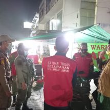 Cegah Penyebaran Covid-19, Babinsa Koramil 410-06/Kedaton dan Tim Satgas Himbau Prokes Dengan Patroli Malam