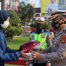 Jum’at Berkah, Ditlantas Polda Lampung Bagi Bagi Helm Kepada Pengendara Yang Hafal Lagu Indonesia Raya dan Tertib Lalulintas